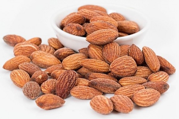 MD News Daily - Eating Nuts Twice a Week Helps Lower Death Risk From Heart Disease