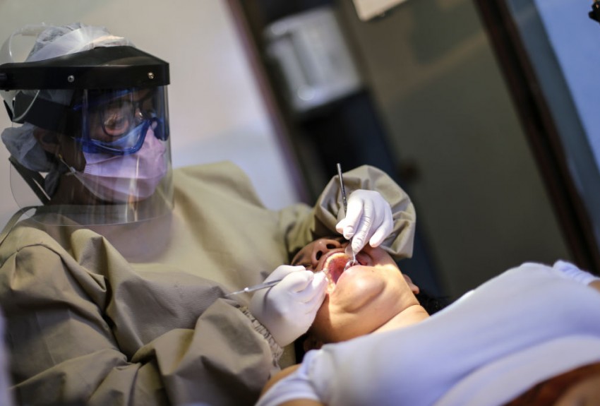 COVID-19 Aerosol Concentration on Dental Clinics Depends on the Room's Orientation